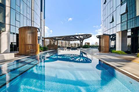 Spacious Modern Apartment with Pool & Gym Access - Ferienunterkunft in Southbank (2 Personen)