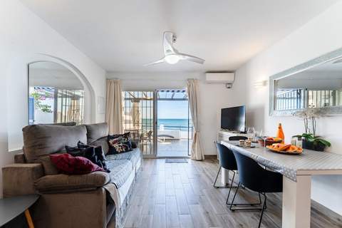 CT 399 - Faro's Beachfront Apartment in Calahonda - Ferienunterkunft in Malaga (4 Personen)