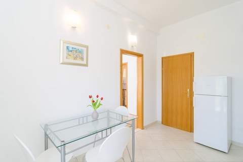 Apartments & Rooms Barišić - Studio Apartment with Balcony and Garden View (First Floor)-APT 9 - Ferienunterkunft in Kupari (2 Personen)