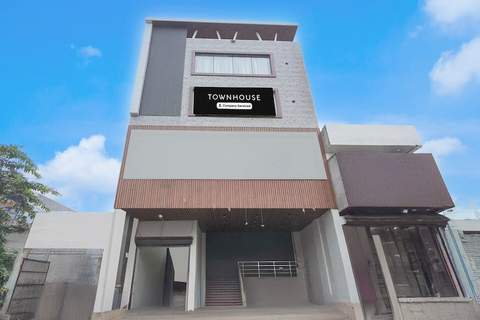 Townhouse DSIDC Bawana Formerly Kanhaiya Residency - Ferienunterkunft in Delhi (2 Personen)