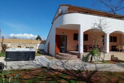 Ferienunterkunft in Peroj (6 Personen)