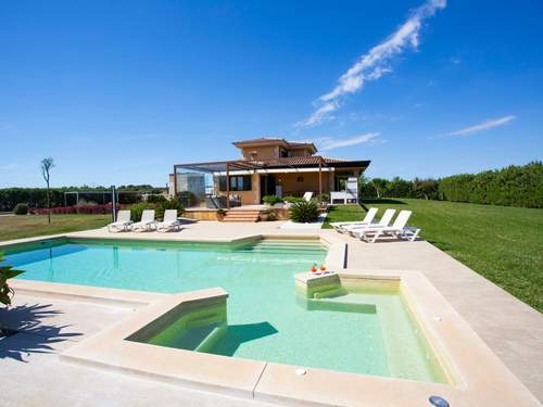 Ferienhaus Can Vanrell, mit Schwimmbad, Jacuzzi und Rasenfläche.