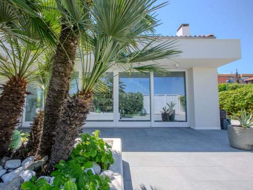 Ferienhaus Elegante Villa am Strand, Jacuzzi und Garten