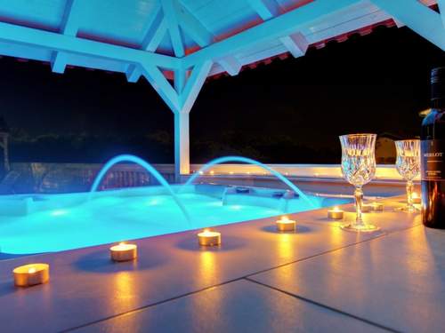 Ferienwohnung mit Jacuzzi, Garten und Parkplatz