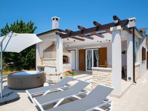 Ferienhaus in Pomer mit Parkplatz