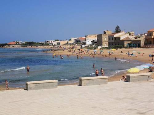 Ferienwohnung Agamennone, Wohnung 20 Meter vom Meer entfernt mit einer möblierten Terrasse.