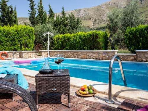 Ferienhaus Ferienvilla mit privatem Pool für 7 Personen mit Garten