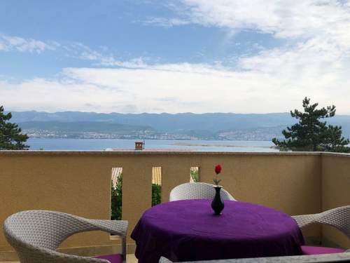 Ferienhaus mit grünem Garten und Meerblick