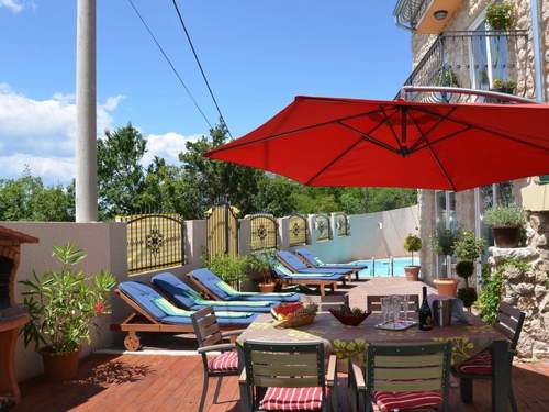 Ferienhaus Großes Ferienhaus mit eigenem Pool und Terrasse