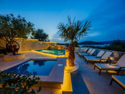 Ferienhaus Strandnahes Ferienhaus mit Garten in Ražanj