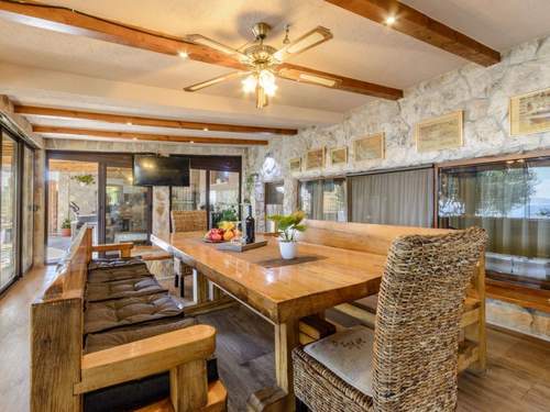 Ferienhaus Villa mit vier Schlafzimmern und beheiztem Pool