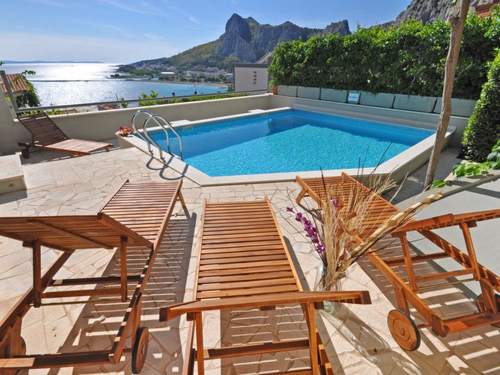 Ferienhaus Geräumiges Ferienhaus in Omiš mit Privatem Pool