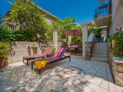 Ferienwohnung Ivona mit Terrasse und Außendusche