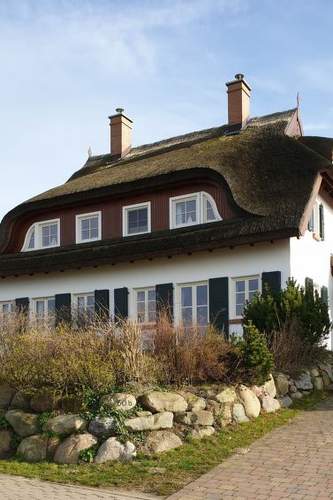 Ferienhaus TRADITIONELLES REETDACHHAUS MIT SAUNA, KAMINOFEN UND PRIVATEM WASSERZUGANG