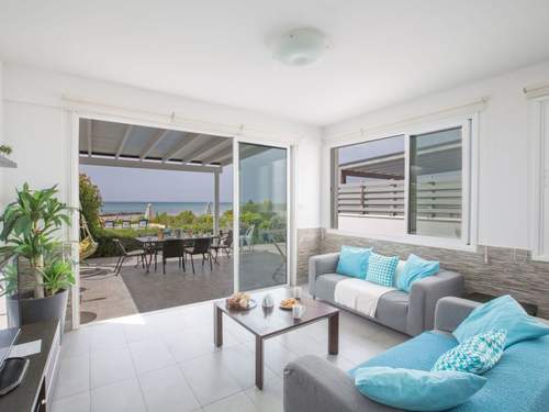 Ferienhaus Moderne, geräumige Villa am Strand mit Pool