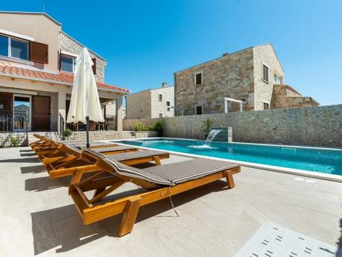 Ferienhaus Romantische Villa mit Pool und Sauna, in Strandnähe