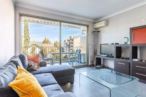 Résidence Tamanaco Beach : Appartement 1 Chambre Avec Balcon, Vue Mer Et Piscine - Ferienunterkunft in Antibes (4 Personen)