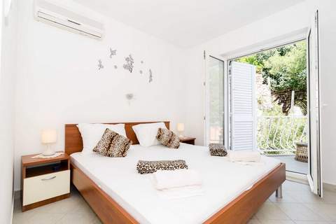 Guest House Daniela - Double Room with Balcony and Partial Sea View - Ferienunterkunft in Mlini (2 Personen)