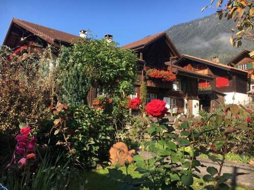 Ferienhaus Chalet-Hausteil mit Garten im Dorfkern