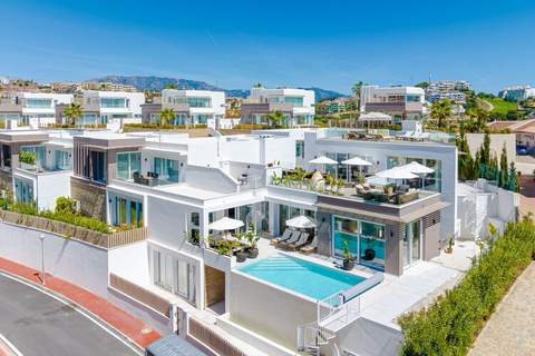 Unique & Luxurious Villa with Heated Pool! - Ferienunterkunft in Mijas Costa (18 Personen)