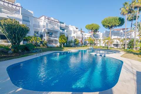 Beachside Penthouse with Rooftop Terrace & Pool - Ferienunterkunft in Estepona (6 Personen)