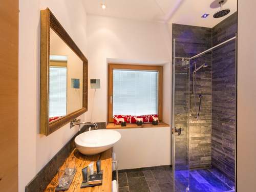 Ferienwohnung alpinlodge & spa*****, (Samnaun-Ravaisch).