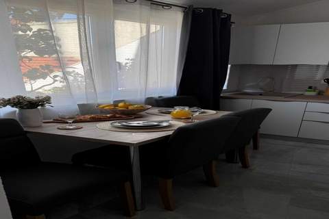 Elegant Trogir Apartment with Garden Terrace - Two Bedroom Apartment - Ferienunterkunft in Trogir (4 Personen)