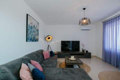 Scenic Sea View Apartment Trogir - Two Bedroom Apartment with Balcony and Sea View - Ferienunterkunft in Trogir (4 Personen)