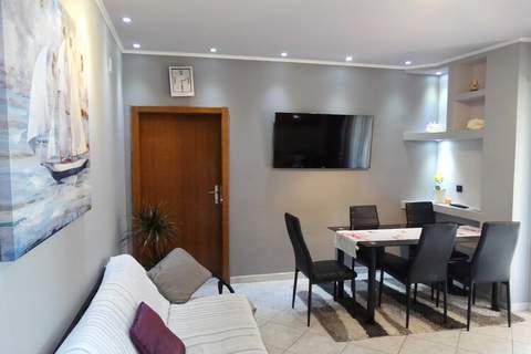 Scenic and Sunny Apartments with Sea View and Balcony - Two Bedroom Apartment with Balcony (owner veliki) - Ferienunterkunft in Crikvenica (5 Personen)