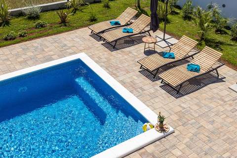 Enchanting Villa Bianca North with Pool and Jacuzz - Ferienunterkunft in Krnica (10 Personen)