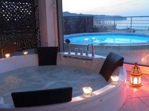 Ferienwohnung Sehr geräumiges Apartment mit eigenem Pool und Whirlpool