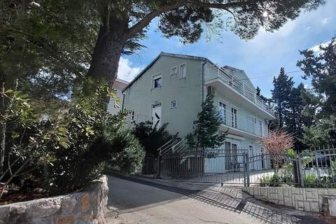 Apartments Smokvica - Three Bedroom Apartment with Terrace (Apartment 7) - Ferienunterkunft in Starigrad-Paklenica (8 Personen)