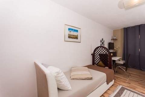 Villa Stil - Studio Apartment with Balcony and Sea View 101 - Ferienunterkunft in Okrug Gornji (3 Personen)