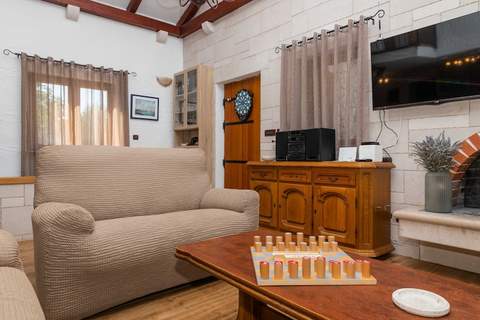 Villa Anabella - Four bedroom Villa with Swimming pool - Ferienunterkunft in Supetar (7 Personen)