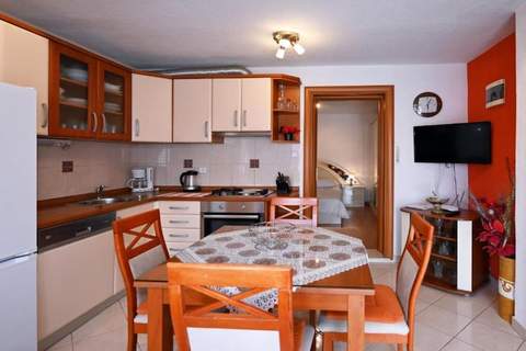 Apartments Mihovilović - 50 m from beach - One Bedroom Apartment with Terrace and Pool view (A4) - Ferienunterkunft in Trogir (3 Personen)