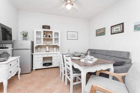 Holiday Home Pigmy Cormoran - One Bedroom House with Terrace and Pool - Ferienunterkunft in Pirovac (4 Personen)