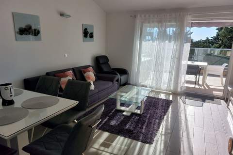 Villa Nižić Makarska -Two Bedroom Apartment With Terrace And Hot Tub (Lux F) - Ferienunterkunft in Makarska (4 Personen)