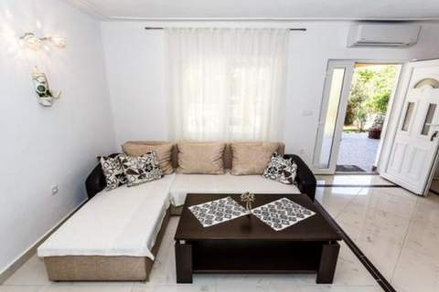 Family Apartmani Sara Malinska - Two bedroom apartment (Intimo) 53050 - Ferienunterkunft in Malinska (4 Personen)