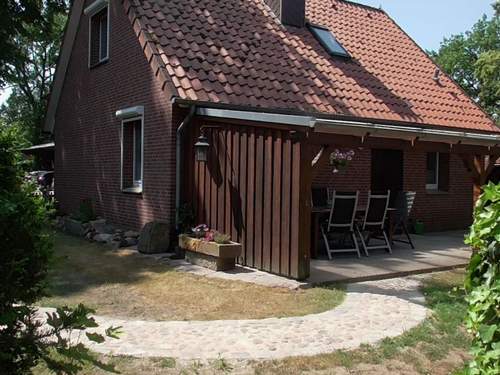 Ferienhaus mit überdachter Terrasse und Carport