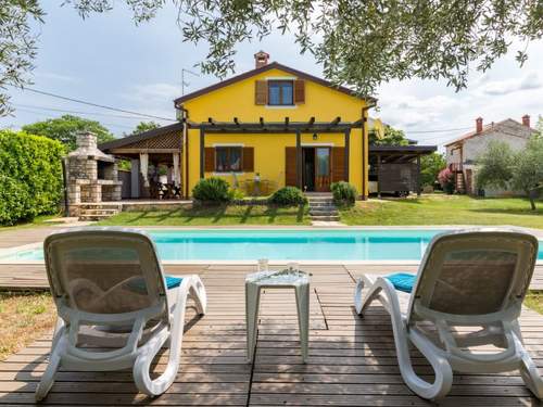 Ferienhaus mit Privatpool auf großem Grundstück